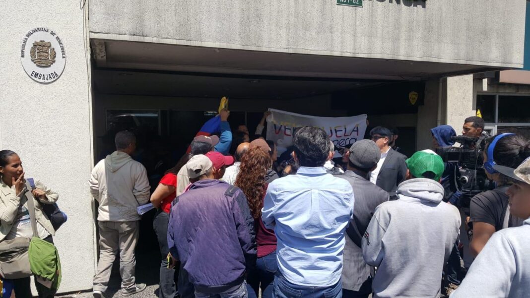 Venezolanos protestan pacíficamente en consulado ubicado en Ecuador por el Registro Electoral