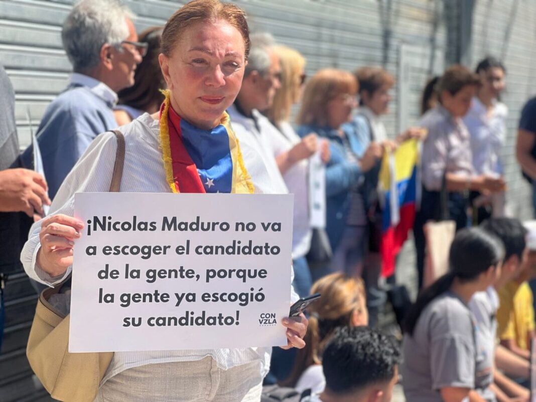 Decenas de migrantes venezolanos se reunieron frente a la embajada de Venezuela en Argentina para exigir que el régimen de Nicolás Maduro cumpla el cronograma electoral