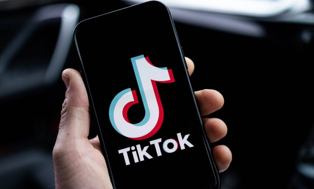 Cazadores de Fake News: TikTok desmantela operaciones de influencia venezolanas y portales de noticias amplifican desinformación electoral