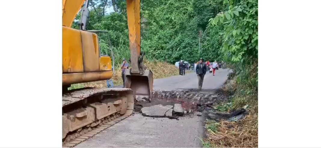 Destrozan vía que comunica La Fría, zona en la que se presentará hoy María Corina Machado Destrozan vía que comunica La Fría, zona en la que se presentará hoy María Corina Machado