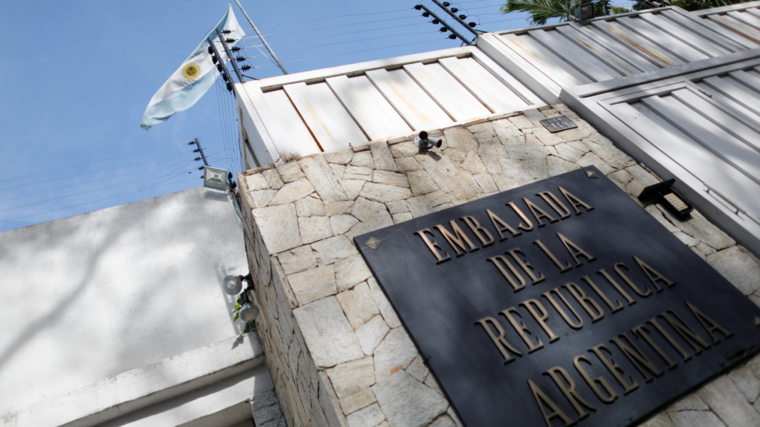 Opositores en la Embajada de Argentina en Caracas aún en la espera de un permiso que no llega