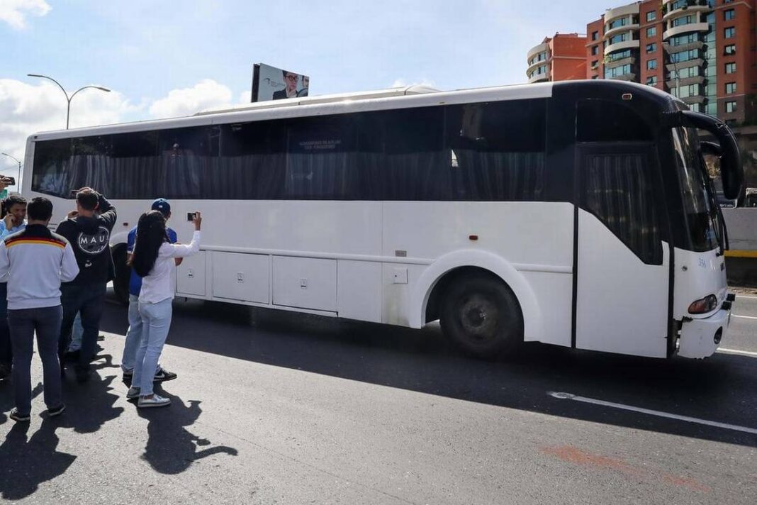 Gran caravana de autobuses en Barcelona-Anzoátegui para transportar gente al cierre de campaña del régimen de Nicolás Maduro en Caracas Gran caravana de autobuses en Barcelona-Anzoátegui para transportar gente al cierre de campaña del régimen de Nicolás Maduro en Caracas