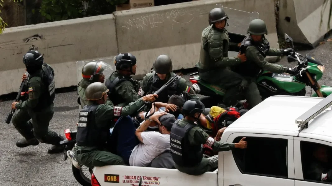 La represión contra las protestas no cesa en Venezuela: “Pasan con sus armas y amenazan con disparar” La represión contra las protestas no cesa en Venezuela: “Pasan con sus armas y amenazan con disparar”
