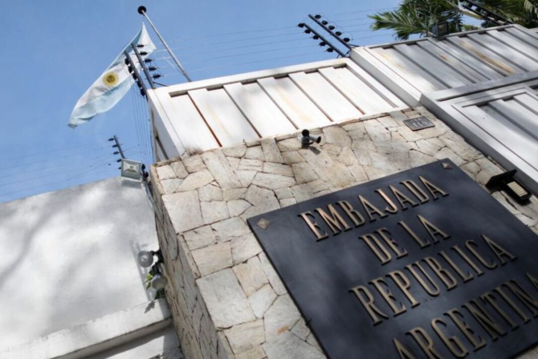Asedio a la Embajada Argentina en Venezuela: Cancillería de Colombia exige al régimen de Nicolás Maduro apegarse al Derecho Internacional