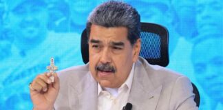 Nicolás Maduro admite que no duerme, cantó, ordenó repartir fusiles y habló de «cobardes» incapaces de decir «las cosas en la cara» Nicolás Maduro admite que no duerme, cantó, ordenó repartir fusiles y habló de "cobardes" incapaces de decir "las cosas en la cara"