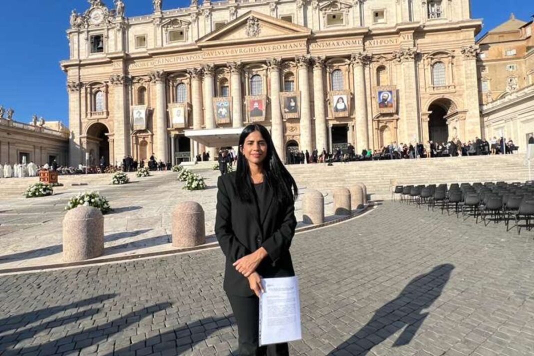 Sairam Rivas entregó carta al Papa León XIV para pedir la libertad de los presos políticos en Venezuela