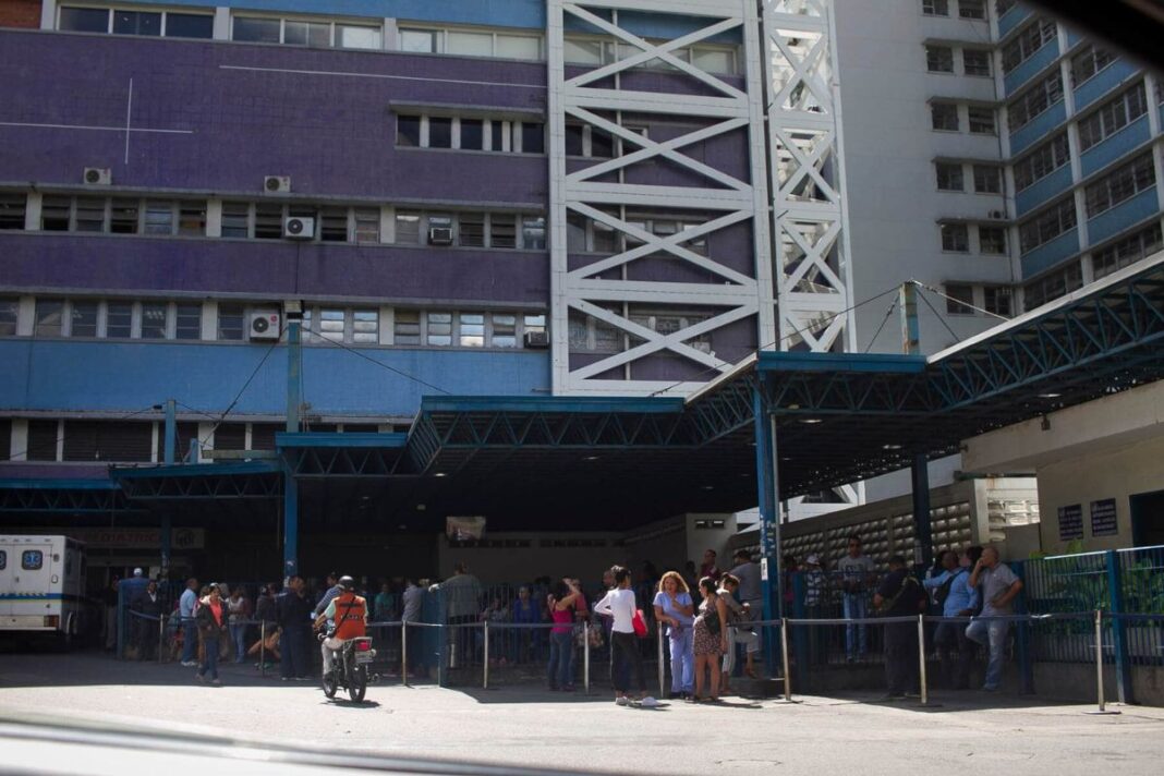 Joven exige que atención médica para su madre en Caracas: Paciente renal con estado crítico Joven exige que atención médica para su madre en Caracas: Paciente renal con estado crítico