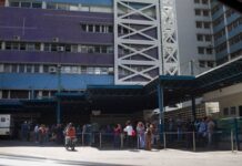 Joven exige que atención médica para su madre en Caracas: Paciente renal con estado crítico Joven exige que atención médica para su madre en Caracas: Paciente renal con estado crítico