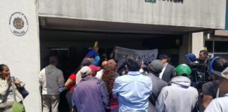 Venezolanos protestan pacíficamente en consulado ubicado en Ecuador por el Registro Electoral Venezolanos protestan pacíficamente en consulado ubicado en Ecuador por el Registro Electoral