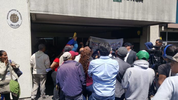 Venezolanos protestan pacíficamente en consulado ubicado en Ecuador por el Registro Electoral Venezolanos protestan pacíficamente en consulado ubicado en Ecuador por el Registro Electoral