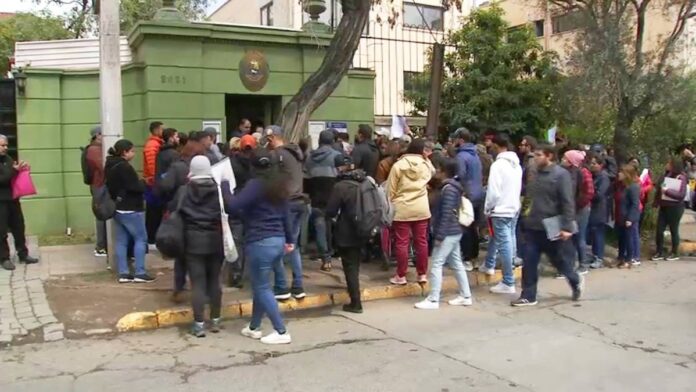 Denuncian que varios consulados y embajadas venezolanos incumplen inicio del Registro Electoral Denuncian que varios consulados y embajadas venezolanos incumplen inicio del Registro Electoral