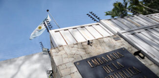 Clarín: Ocho gendarmes parten a Venezuela para custodiar embajada argentina Otorgarían salvoconductos a los seis dirigentes de Vente Venezuela refugiados en la Embajada de Argentina en Venezuela