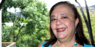 AFP: Académica y filósofa, una nueva Corina que quiere desafiar a Nicolás Maduro en las presidenciales María Corina Machado designa a Corina Yoris como su sustituta como candidata presidencial por la oposición