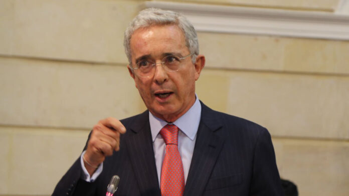Álvaro Uribe tras detención de dirigentes de equipo de María Corina Machado: «Lo más triste es la falta de reacción contundente del mundo democrático» El expresidente de Colombia Álvaro Uribe ha lamentado la falta de reacción contundente del mundo democrática ante la ola de detenciones contra los dirigentes del partido de María Corina Machado