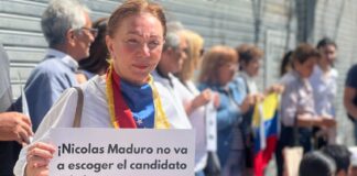 Venezolanos en Argentina: «El chavismo viola nuestro derecho a registrarnos para votar en las presidenciales» Decenas de migrantes venezolanos se reunieron frente a la embajada de Venezuela en Argentina para exigir que el régimen de Nicolás Maduro cumpla el cronograma electoral