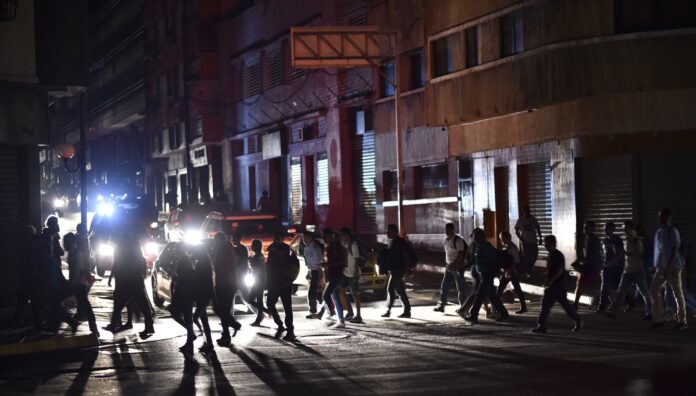 Ciudadanos en Táchira protestan por corte de luz que supera las 20 horas Ciudadanos en Táchira protestan por corte de luz que supera las 20 horas