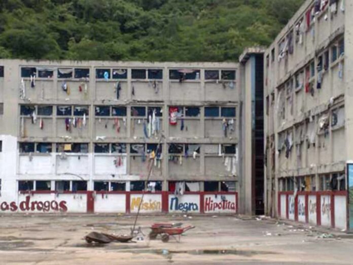 OVP: Cerca de 2 mil presos de la Comunidad Penitenciaria Fénix iniciaron una huelga OVP) ha denunciado que más de 1.800 presos de una cárcel en el estado Lara, ha comenzado una huelga pacífica