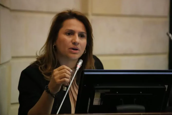 Senadora Paola Holguín exhorta a la Comunidad Internacional estar vigilante ante los atropellos del régimen de Nicolás Maduro contra el equipo de María Corina Machado Senadora Paola Holguín exhorta a la Comunidad Internacional estar vigilante ante los atropellos del régimen de Nicolás Maduro contra el equipo de María Corina Machado