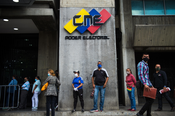 Cuatro fechas dentro del cronograma electoral que juegan en contra de la oposición venezolana Decisión del CNE en el 2006 señala que Manuel Rosales debería retirarse de su rol como Gobernador de Zulia para ser candidato presidencial