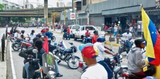 Colectivos robaron equipos de Reuters durante ataque a trabajadores en Plaza Venezuela Colectivos robaron equipos de Reuters durante ataque a trabajadores en Plaza Venezuela