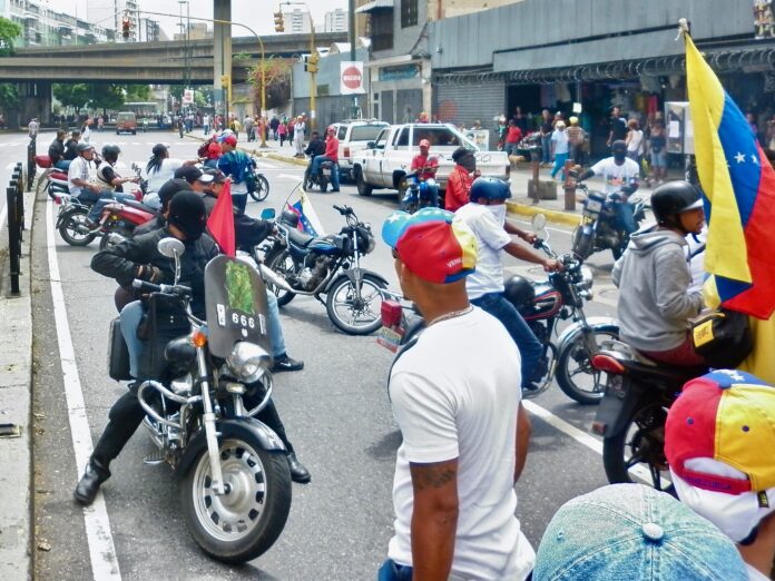 Colectivos robaron equipos de Reuters durante ataque a trabajadores en Plaza Venezuela Colectivos robaron equipos de Reuters durante ataque a trabajadores en Plaza Venezuela