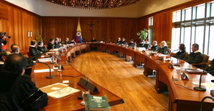 Corte Constitucional en Colombia prohíbe que se soliciten requisitos fuera de ley a los venezolanos cuando pidan su tarjeta de profesionales Corte Constitucional en Colombia prohíbe que se soliciten requisitos fuera de ley a los venezolanos cuando pidan su tarjeta de profesionales