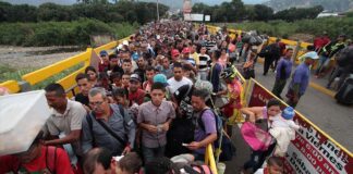 AP: Mientras Nicolás Maduro pasa de negar la migración a defenderla, venezolanos valoran irse si gana las presidenciales AP: Mientras Nicolás Maduro pasa de negar la migración a defenderla, venezolanos valoran irse si gana las presidenciales