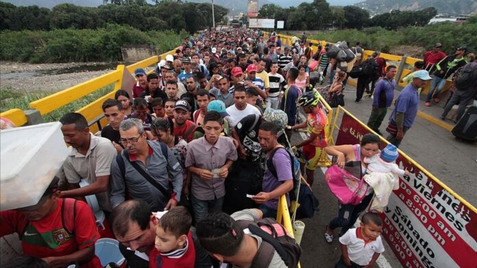 AP: Mientras Nicolás Maduro pasa de negar la migración a defenderla, venezolanos valoran irse si gana las presidenciales AP: Mientras Nicolás Maduro pasa de negar la migración a defenderla, venezolanos valoran irse si gana las presidenciales