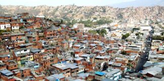 Inician protestas en sectores populares de Venezuela en contra del fraude electoral impuesto por el régimen de Nicolás Maduro Inician protestas en Petare contra el fraude electoral impuesto por el régimen de Nicolás Maduro