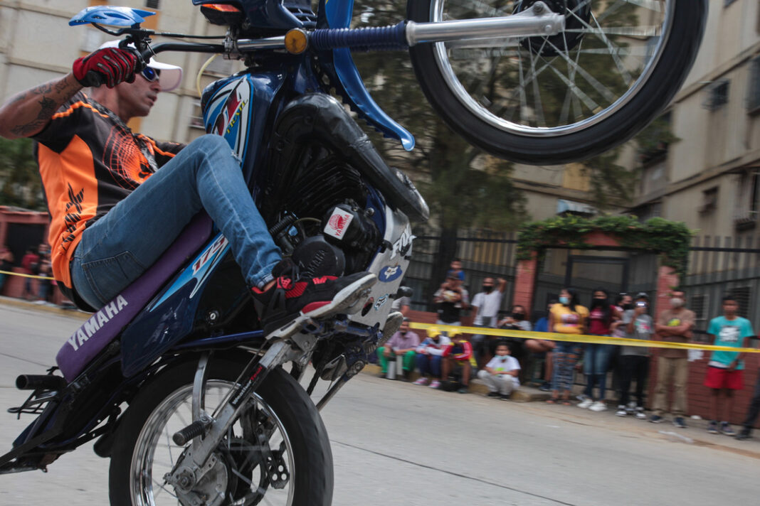 Moto piruetas dispararían accidentes que sistema de salud público en Venezuela no tiene capacidad de atender