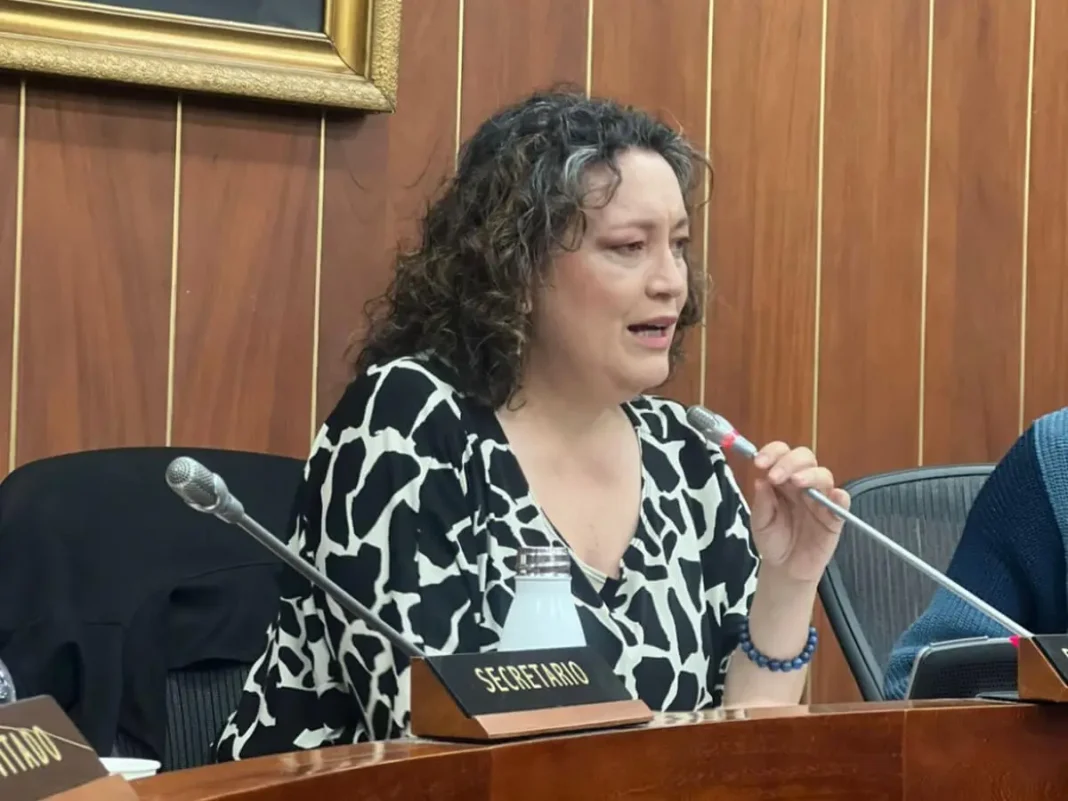 Senadora de Colombia denuncia retención de pasaporte y deportación en Venezuela Senadora de Colombia denuncia retención de pasaporte y deportación en Venezuela