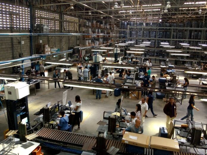 Funcionarios del CNE estarían realizando nuevas actas para presentar a observadores internacionales Funcionarios del CNE estarían realizando nuevas actas para presentar a observadores internacionales