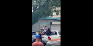 Grupos simpatizantes del régimen amenazan a personas a las afueras de sedes de partidos políticos opositores Grupos simpatizantes del régimen amenazan a personas a las afueras de sedes de partidos políticos opositores