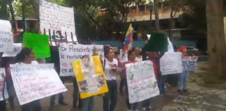 Familiares de presos por delitos de terrorismo protestaron frente la Defensoría del Pueblo exigiendo respeto al debido proceso y cese a la persecución Familiares de presos por delitos de terrorismo protestaron frente la Defensoría del Pueblo exigiendo respeto al debido proceso y cese a la persecución