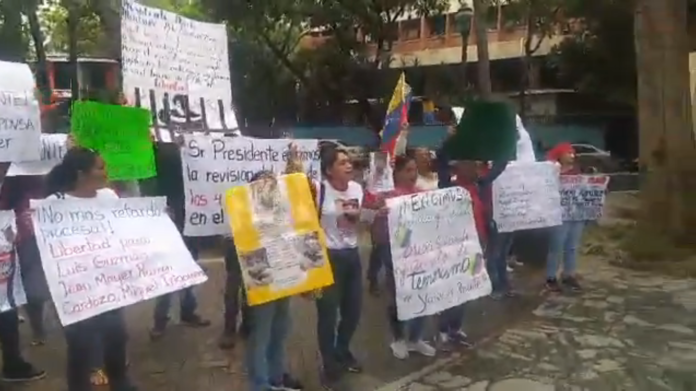 Familiares de presos por delitos de terrorismo protestaron frente la Defensoría del Pueblo exigiendo respeto al debido proceso y cese a la persecución Familiares de presos por delitos de terrorismo protestaron frente la Defensoría del Pueblo exigiendo respeto al debido proceso y cese a la persecución