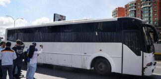 Gran caravana de autobuses en Barcelona-Anzoátegui para transportar gente al cierre de campaña del régimen de Nicolás Maduro en Caracas Gran caravana de autobuses en Barcelona-Anzoátegui para transportar gente al cierre de campaña del régimen de Nicolás Maduro en Caracas