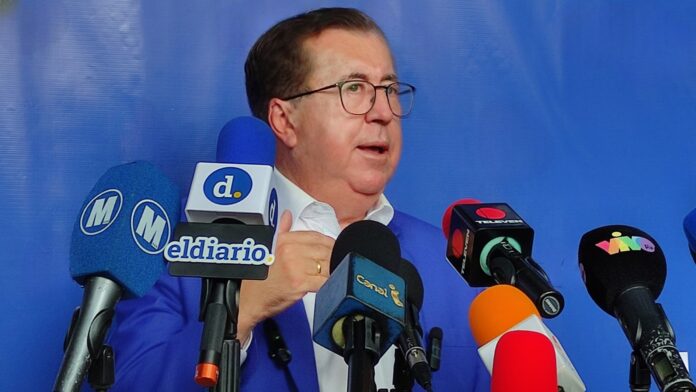 César Pérez Vivas: «Nicolás Maduro sabe que no puede quedarse sobre la base de un fraude en Miraflores» César Pérez Vivas le recuerda a Nicolás Maduro que es "inconstitucional" tildarle una tendencia política a la FAN