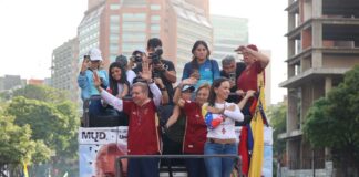María Corina Machado advierte que vienen los días «más difíciles y delicados» de la historia de Venezuela Masiva concentración marca triunfante inicio formal de la campaña electoral de la oposición en apoyo a Edmundo González Urrutia María Corina Machado advierte que vienen los días «más difíciles y delicados» de la historia de Venezuela