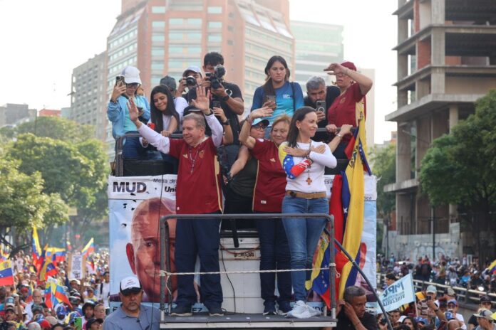 María Corina Machado advierte que vienen los días «más difíciles y delicados» de la historia de Venezuela Masiva concentración marca triunfante inicio formal de la campaña electoral de la oposición en apoyo a Edmundo González Urrutia María Corina Machado advierte que vienen los días «más difíciles y delicados» de la historia de Venezuela