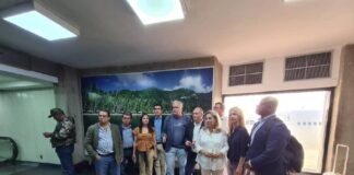Denuncian que 10 congresistas y eurodiputados de España son retenidos en Maiquetía por funcionarios del régimen de Nicolás Maduro Denuncian que 10 congresistas y eurodiputados de España son retenidos en Maiquetía por funcionarios del régimen de Nicolás Maduro