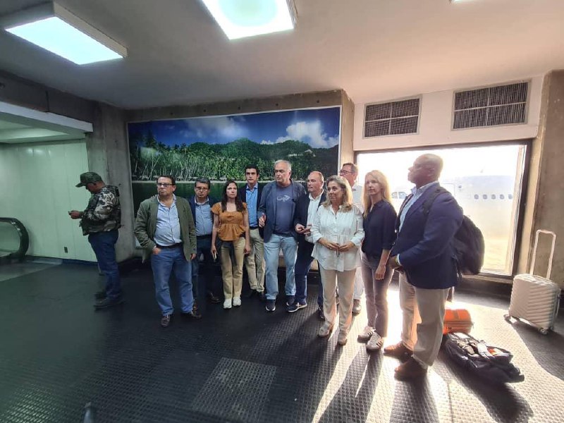 Denuncian que 10 congresistas y eurodiputados de España son retenidos en Maiquetía por funcionarios del régimen de Nicolás Maduro Denuncian que 10 congresistas y eurodiputados de España son retenidos en Maiquetía por funcionarios del régimen de Nicolás Maduro