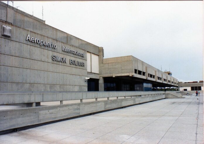 Aeropuerto Internacional Simón Bolívar colapsado por el ingreso de decenas de venezolanos que votarán en la elección presidencial del #28Jul Aeropuerto Internacional Simón Bolívar colapsado por el ingreso de decenas de venezolanos que votarán en la elección presidencial del #28Jul