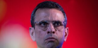 Henrique Capriles reitera crítica al liderazgo de Primero Justicia y asegura que visión de Julio Borges no coincide con la de la militancia del partido Señalan que renuncia de Henrique Capriles a Primero Justicia podría llevarlo a un escenario de cohabitación con el régimen de Nicolás Maduro