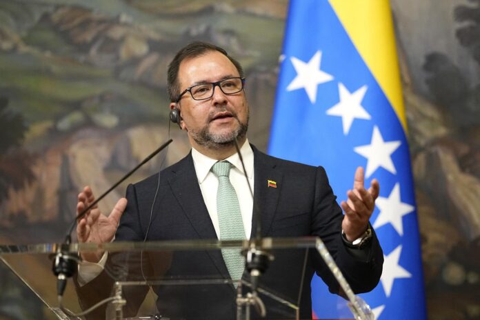 Iván Gil le miente a la prensa en Colombia: «En Venezuela no hay ni un preso político» Iván Gil le miente a la prensa en Colombia: "En Venezuela no hay ni un preso político"