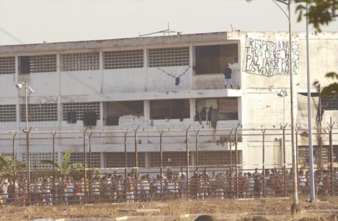 Denuncian que joven detenido en Tocuyito puede bañarse y lavar su único uniforme cada 10 días Denuncian que joven detenido en Tocuyito puede bañarse y lavar su único uniforme cada 10 días