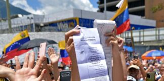 AFP: Voluntarios de los comanditos pasaron de la defensa del voto a ser perseguidos por el régimen de Nicolás Maduro AFP: Voluntarios de los comanditos pasaron de la defensa del voto a ser perseguidos por el régimen de Nicolás Maduro