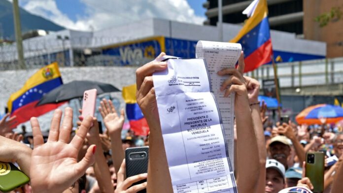 AFP: Voluntarios de los comanditos pasaron de la defensa del voto a ser perseguidos por el régimen de Nicolás Maduro AFP: Voluntarios de los comanditos pasaron de la defensa del voto a ser perseguidos por el régimen de Nicolás Maduro
