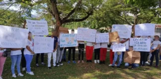 Familiares de menores de edad detenidos por protestas postelectorales en Yaracuy exigen su liberación Familiares de menores de edad detenidos por protestas postelectorales en Yaracuy exigen su liberación