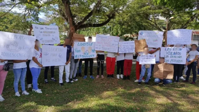 Familiares de menores de edad detenidos por protestas postelectorales en Yaracuy exigen su liberación Familiares de menores de edad detenidos por protestas postelectorales en Yaracuy exigen su liberación