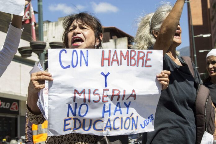 Maestros jubilados rechazan oferta del régimen para volver a las aulas con salarios de hambre Más de la mitad de docentes en Venezuela viven por debajo de la línea de pobreza